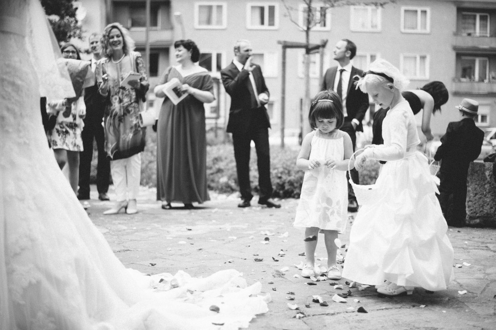 46_Hochzeitsreportage_Wuerzburg_Kirche_Schleier_Blumenkinder